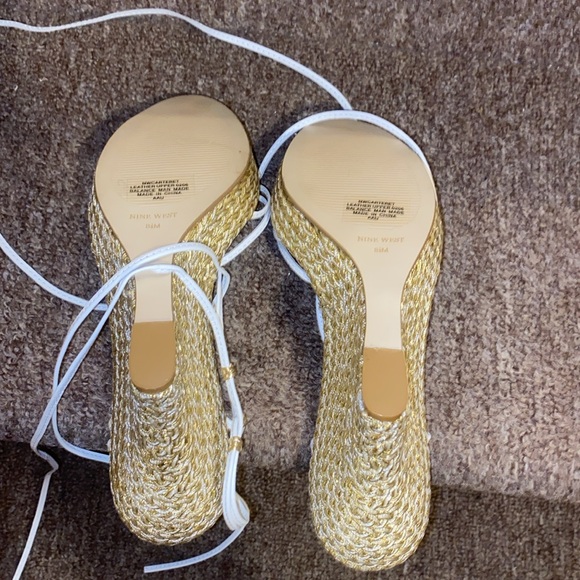 🤍💛🤍NWT Nine West White Leather & Gold Wedge Sandals - Picture 10 of 13